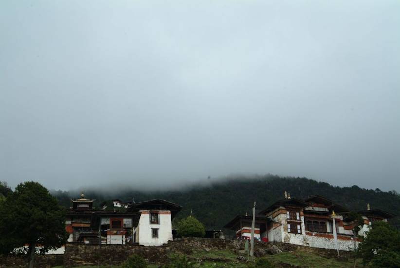 Ca y est ! Surmonté d’un nuage épais, nous apercevons enfin notre but : le monastère de Phajoding. / There it is! We can at last see our goal: the PHajoding monastery toped with a heavy cloud