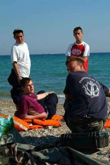 Grande discussion sur la plage avec le chef des Plongeurs de Bord.