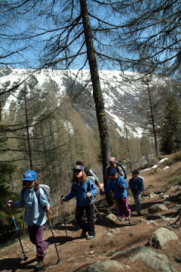 Tout le monde suit Elodie, la reine des montagnes !