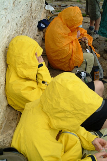 Nous prenons notre déjeuner avec bonheur mais… sous la pluie nouvellement arrivée… / We happily have lunch but… under the freshly arrived rain