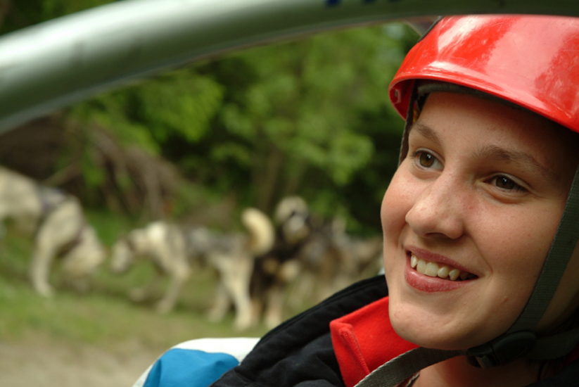 Aurore est impatiente mais les chiens tiennent une petite réunion derrière !