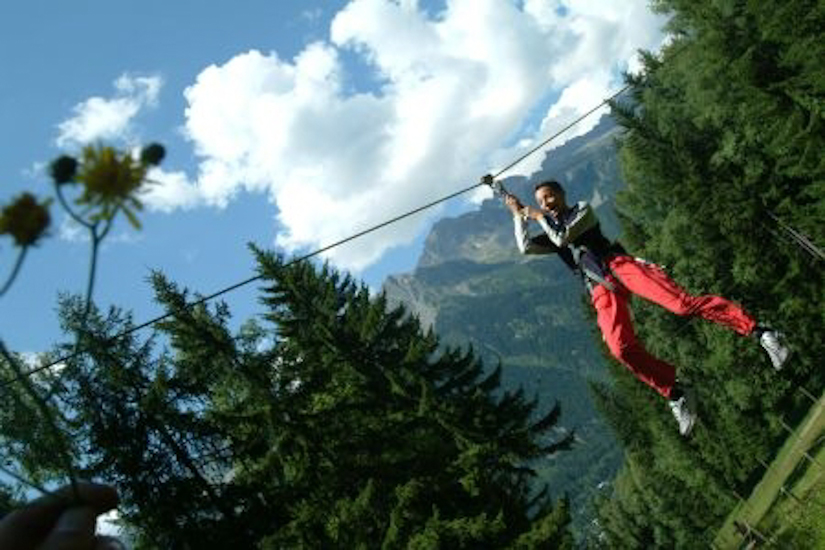 Seb s’exerce pour le record de la gamelle en tyrolienne !