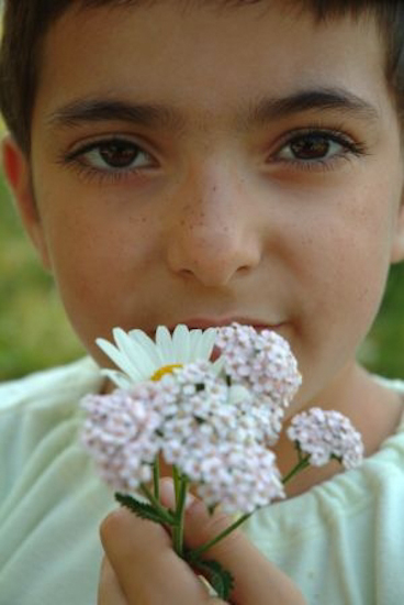 Léa adore les fleurs, alors ici, elle est au paradis !