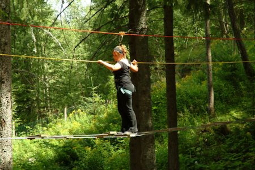 Marjorie prend son temps pour traverser, c’est sûr que ça aurait été plus simple avec uen planche sans trou !