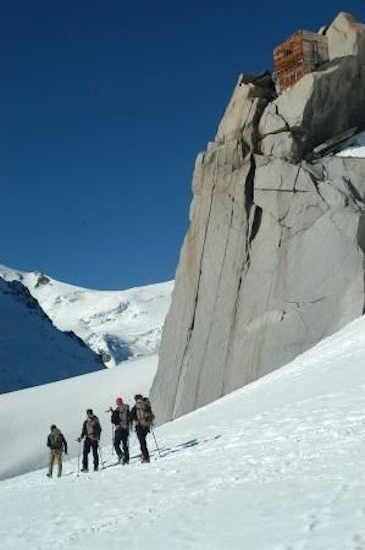 Passage au pied du refuge pour déposer notre sur-plus d’équipement !