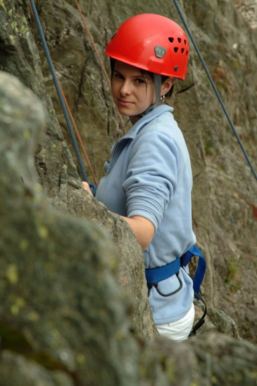 Coralie semble apprécier l’escalade dehors, c’est normal : on respire mieux en plein air !