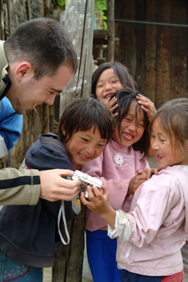 Dans un petit village préservé de la modernité, Matthieu faisant admirer ses photos aux enfants émerveillés ! / In a small village far away from the modern world, matthieu shows his pictures to the amazed children