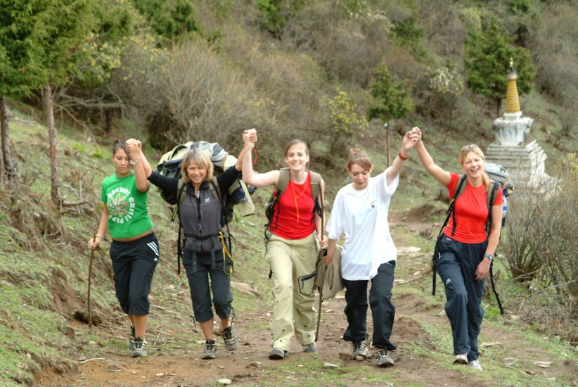 Marion, Christine, Julie, Emilie et Sylvie arrivent triomphalement ! Nous sommes heureux de les accueillir dans cet endroit magique à plus de 3500 m d’altitude ! / Marion, Christine, Julie, Emilie and Sylvie arrive in triumph. We are happy to welcome them