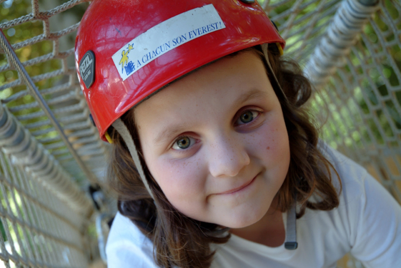 Elodie garde les yeux grands ouverts pour bien appréhender chaque épreuve de l’accro-branche.