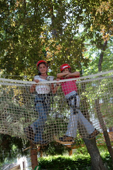 Amandine et Anaïs sont en avance, alors un petit brin de causette sur le hamac ne leur fera pas de mal !