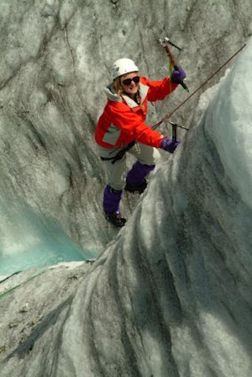 Avec les crampons et les piolets, Mélanie a toutes les armes en main (et en pieds !) pour marcher à quatre pattes en vertical !!!