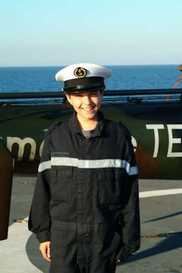 Veillant aux manœuvres des hélicoptères, le commandant en second Robin garde le sourire.
