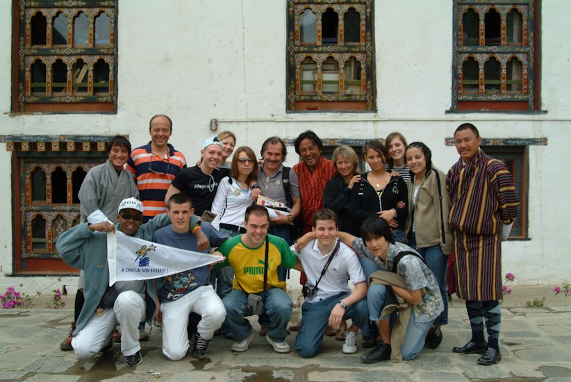Avant d’être conviés par le M. le Directeur, petite photo de groupe en compagnie du fantasque Tsevang et de son caméraman. / Before being received by the headmaster, group picture with the great Tsevang and his cameraman
