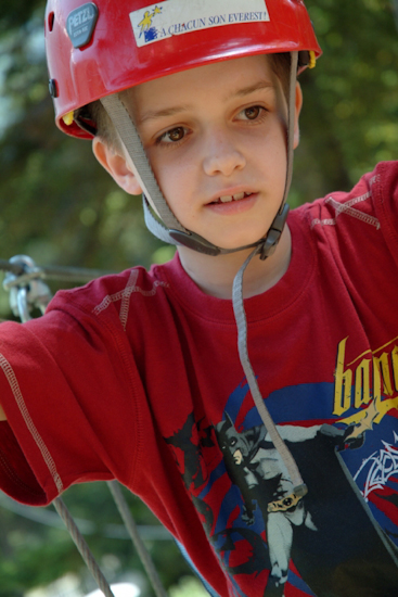 Avec son T-shirt Batman, Joshua annonce la couleur, il est le roi des branches !