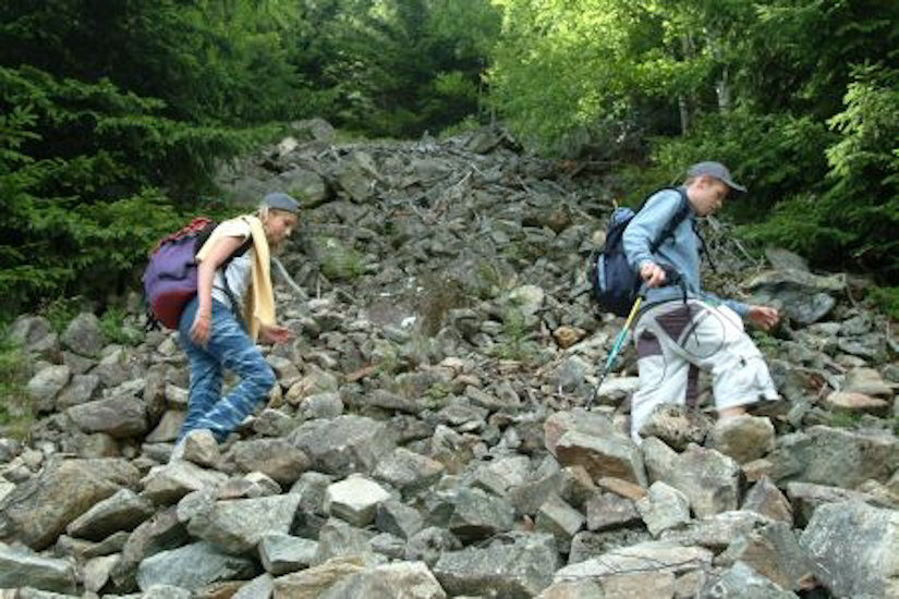 Alexandra ne se laisse pas distancer par Bastien, même dans les chemins escarpés !