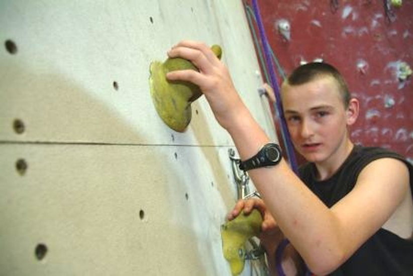 Toute la volonté de David qui vient d’accomplir un bel exploit en arrivant en haut de ce mur… Bravo !