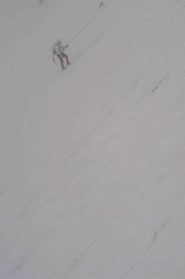 La petite tache blanche au milieu du brouillard ! C’est Jess qui descend en rappel !