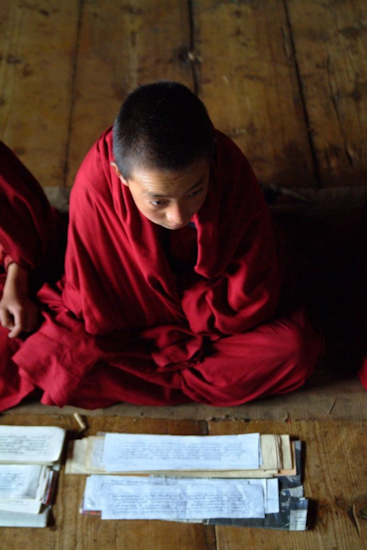 Dés après le déjeuner, nous visitons les cours des jeunes moines qui nous accueillent avec « sérénité »… / After lunch, we visit the young monks classes. They welcome us with “serenity”