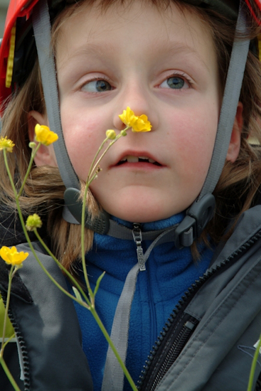 Clarisse adore le parfum des fleurs le temps d’une petite pause !