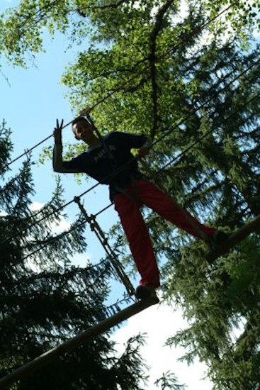 Oh ! Un singe qui nous fait coucou !