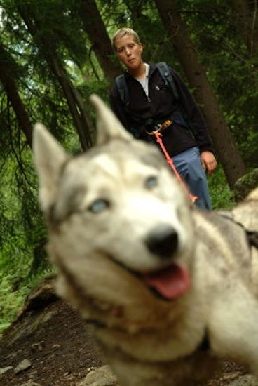 C’est l’entente parfaite entre Samantha et son chien qui pourrait l’emmener jusqu’en haut des montagnes si elle voulait !