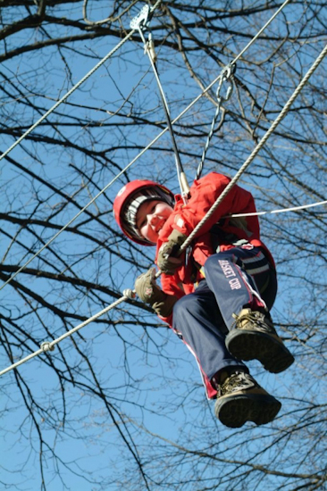 Qu’est ce qui est rouge et qui se balance dans les arbres, c’est Thibault !