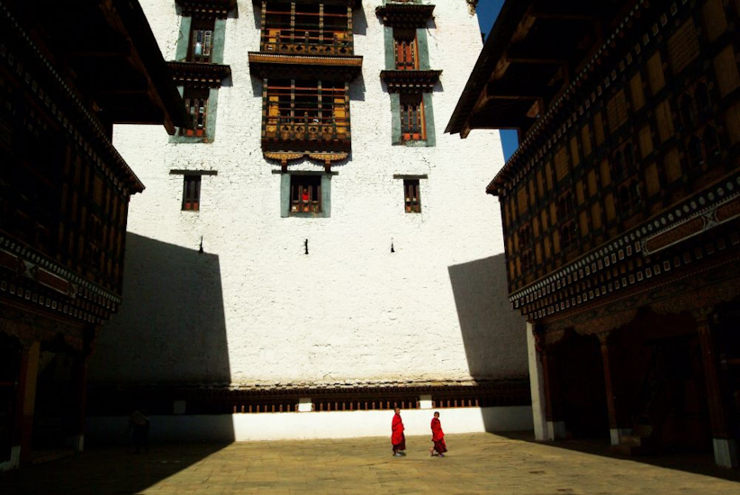 Moines. Dzong de Paro / Monks at the Paro Dzong
