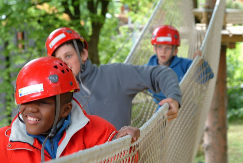Sourires en « casques-cade »… Peter, Damien et Ardit.