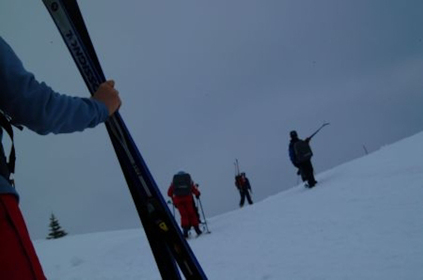 Fin de journée. On remet les skis sur le dos et on reprend le chemin du retour,…avec encore des frissons plein les jambes… !