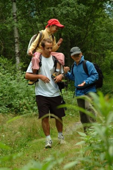 Elisa s’accorde un peu de repos et se laisse transporter pendant que Paul-Antoine lui cueille des fraises des bois, quel bonheur !!!