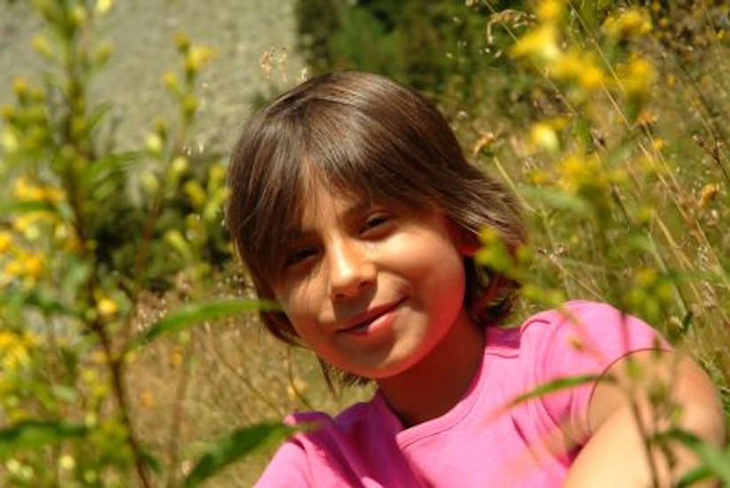 « Je trouve que le rose de mon Tee-shirt va très bien au milieu du jaune de ces fleurs, alors je me pose là ! »