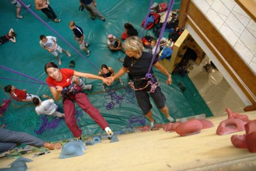 Et oui les enfants, il faudra s’y faire : Christine adore se balader avec vous sur les murs !
