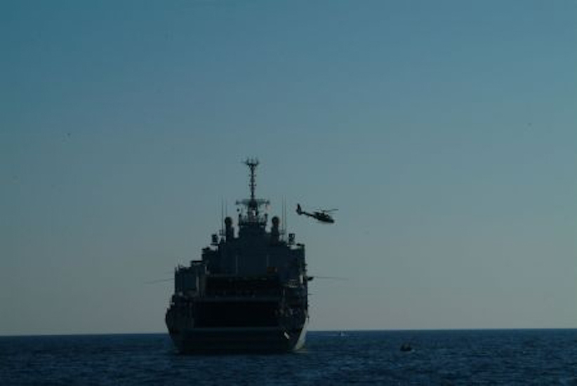 A l’approche du bateau, en fin de journée, nous nous apercevons que le ballet des hélicos continue.