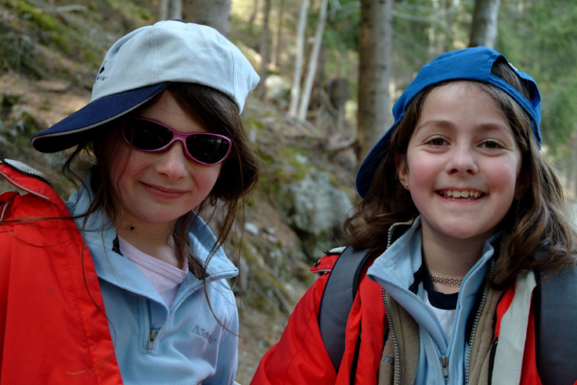 Marion et Elodie ont beau crapahuter dans les bois, elles gardent malgré tout le Style !