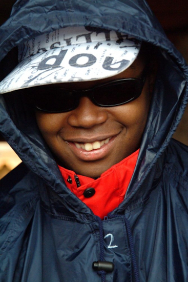 C ‘est le moment de redescendre ! Kalidou se prépare : lunettes noires et cape de pluie ! / It is time to go back down. Kalidou is getting ready: sunglasses and raincoat!