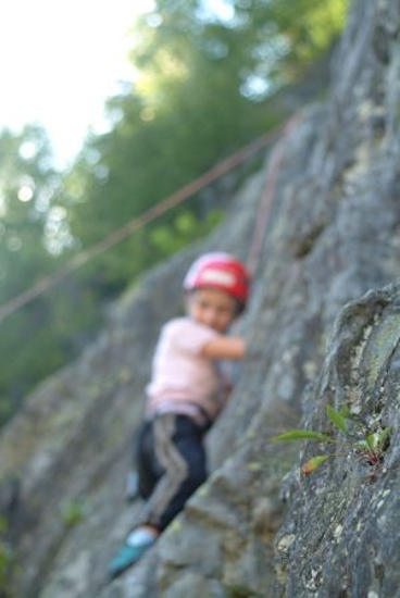 Jeune pousse de l’alpinisme, Emma s’en sort déjà très bien.