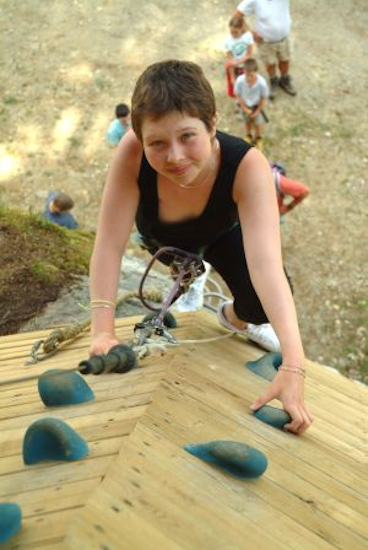Inès avait adoré sa journée d’escalade, normal que cette petite paroi fasse son bonheur !