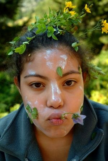 « Bon, comme j’ai rien pour ramener ces fleurs pour faire mon herbier, je vais me les coller comme ça sur moi et je rangerai ça ce soir ! »
