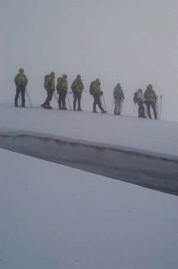 Heureusement que nous sommes bien guidés, pour éviter ce genre de crevasses !