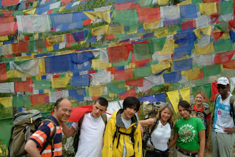 Retour à notre  point de départ ; dernière photo de groupe aujourd’hui devant le « mur » de drapeaux multicolores ! / Back at our starting point. Last group photo in front of the colourful flag wall.