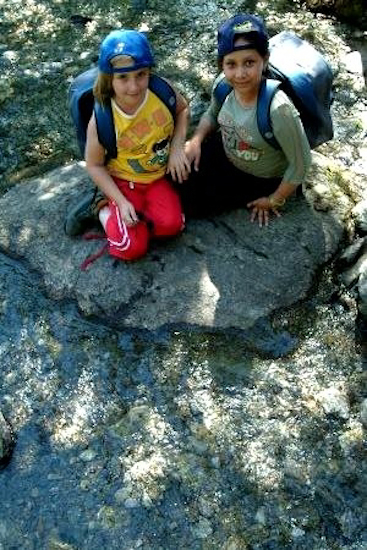 Oh ! voici Jordane & Khadija nos deux sirènes, perchées sur leur rocher !