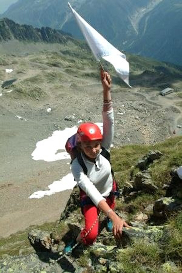 Jessica montre avec fierté les couleurs de notre association !