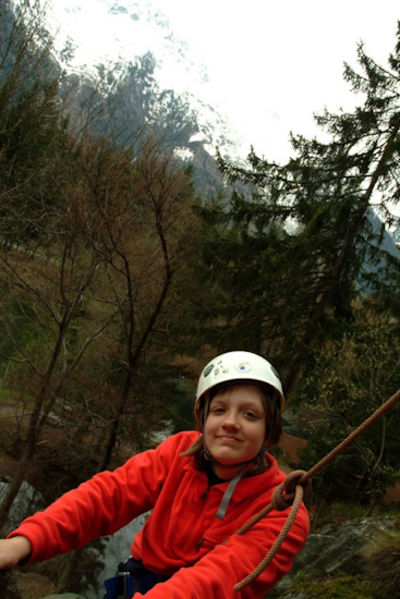 Edwige va bientôt dépasser la cime des plus hauts sapins si elle continue de grimper !