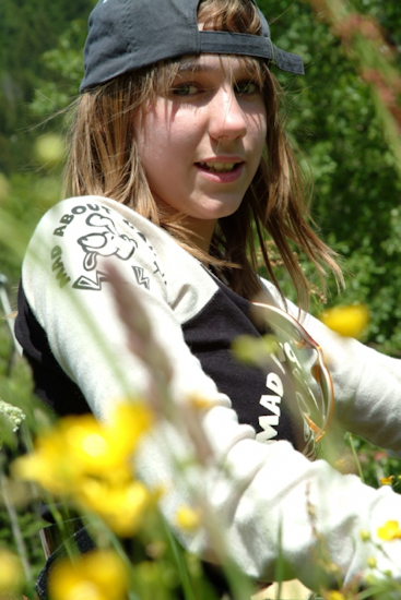 Mathilde nous fait un remake de « La petite maison dans la prairie » au milieu des champs !