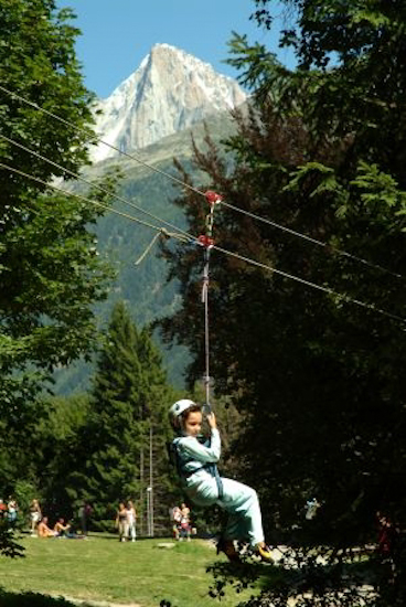 Pour ceux qui en ont assez de la descente en rappel, il y a l’autre option : la tyrolienne !