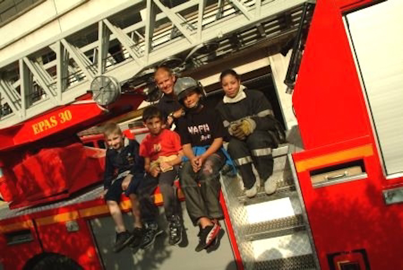On termine la journée par une petite balade chez les pompiers pour certains, et Nawel a même eu droit de porter la tenue pour combattre le feu !