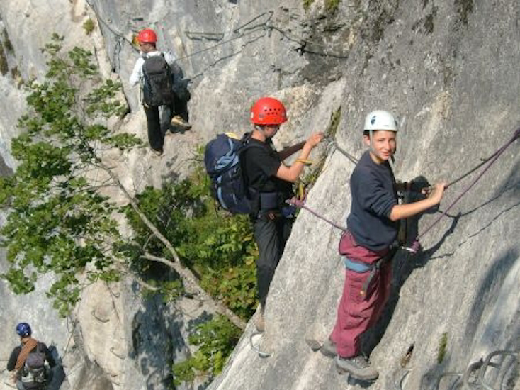 C’est simple pour les gens qui habitent dans des petites maisons : une Via Ferrata le long du mur et tu peux te débarrasser de tes escaliers !