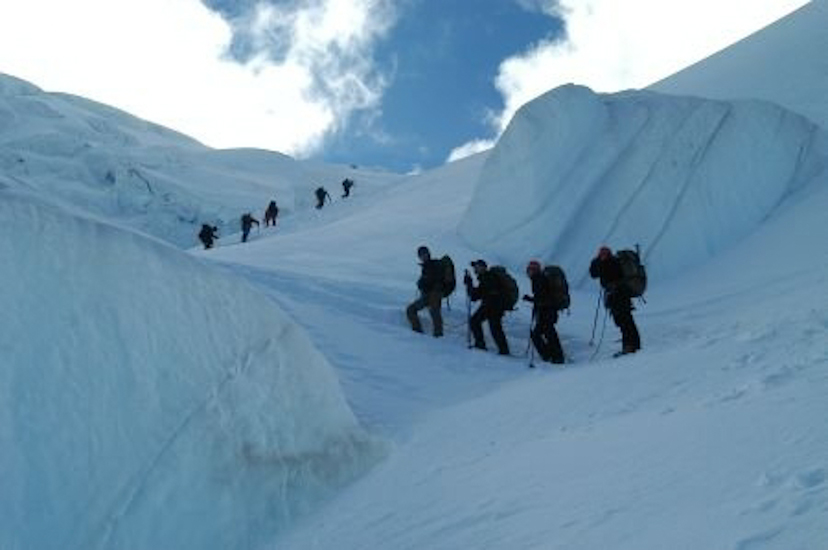 On avance en rangs serrés au milieu d’énormes blocs de glace et dans une pente à plus de 50% !