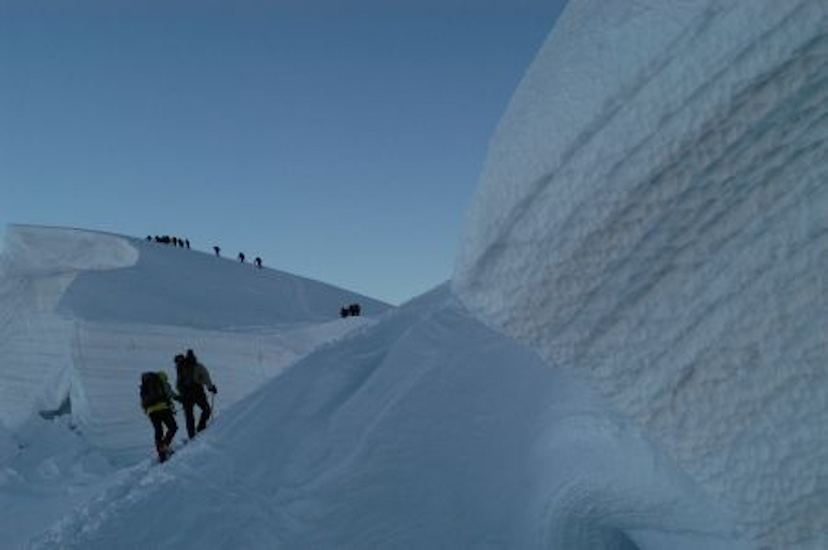 Le sommet paraît tout près, mais encore quelques heures de marche seront nécessaires pour l’atteindre !