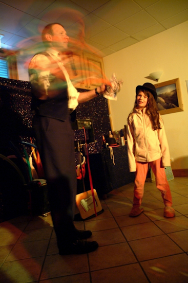 Et ce soir, le magicien Roland va vous en faire voir de toutes les couleurs !